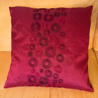 Cuscino decorativo bordeaux con ricami