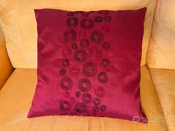 Cuscino decorativo bordeaux con ricami