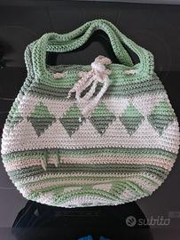 Borsa artigianale a uncinetto con coulisse e manic