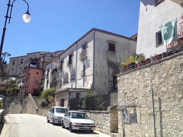 Fabbricato storico in zona centrale con giardino