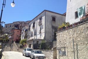 Fabbricato storico in zona centrale con giardino