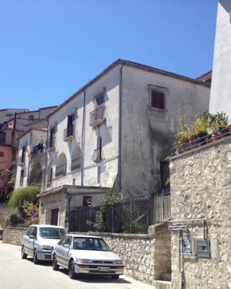 Fabbricato storico in zona centrale con giardino