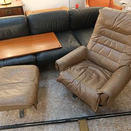 Poltrona in pelle con poggiapiedi 
