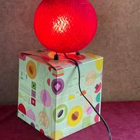 Lampada rossa rotonda realizzata con filo