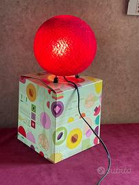 Lampada rossa rotonda realizzata con filo