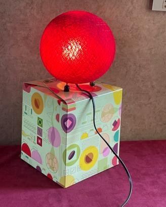 Lampada rossa rotonda realizzata con filo