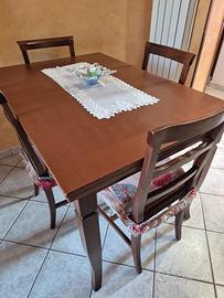 tavolo in legno e sedie