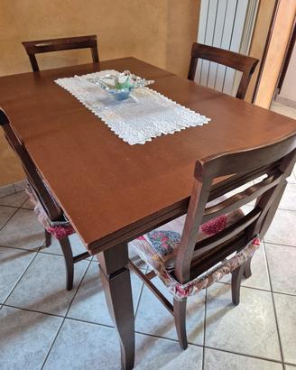 tavolo in legno e sedie