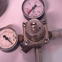 due bombole per CO2 più manometri