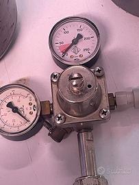 due bombole per CO2 più manometri