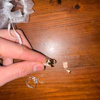 Accessori misti orecchini, anello e ciondolo