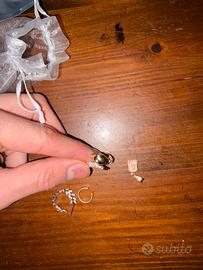 Accessori misti orecchini, anello e ciondolo