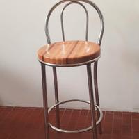 Sgabello alto con schienale 