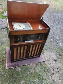 Questo dispositivo è una radio Braun RC61B d'epoca