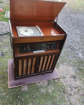 Questo dispositivo è una radio Braun RC61B d'epoca