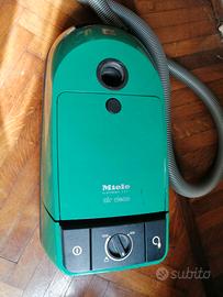 Miele aspirapolvere a traino