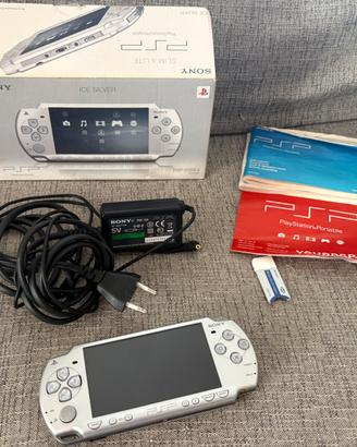 PSP Slim & Lite Ice Silver + scatola + giochi