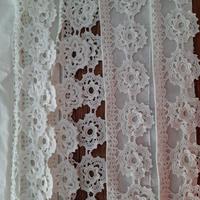 Quattro bordi artigianali all'uncinetto. Nuovi
