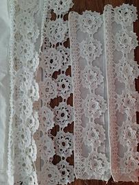 Quattro bordi artigianali all'uncinetto. Nuovi