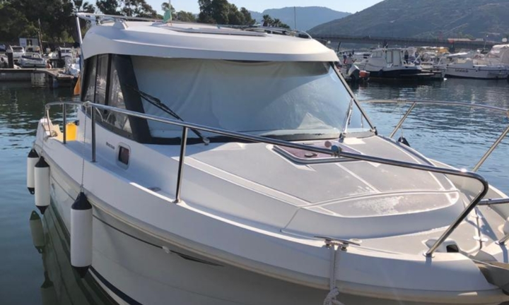 Barca a motore cabinata