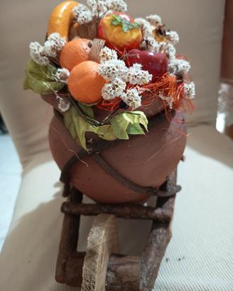 confezione di fiori e frutta finta 