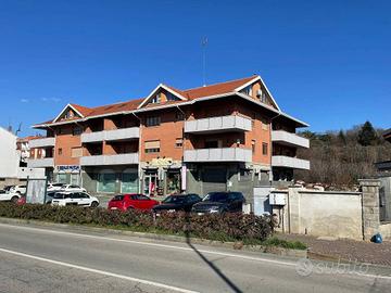 AVIGLIANA - NEGOZIO CON 3 VETRINE SU STRADA DI PAS