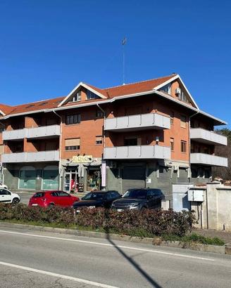 AVIGLIANA - NEGOZIO CON 3 VETRINE SU STRADA DI PAS