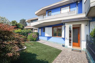 VILLA A SCHIERA CON BOX A BOLTIERE