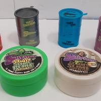 simpatici piccoli contenitori in plastica colorata