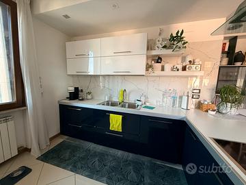 Cucina completa di elettrodomestici