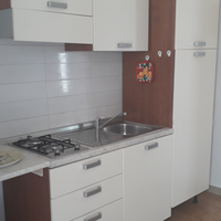 Cucina con elettrodomestici