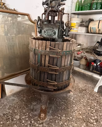 Torchio per uva grande + tino contenitore