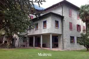 Casa indipendente di 440 m² con più di 5 locali a 