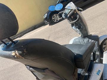 Macchinina elecrica per gente con disabilita