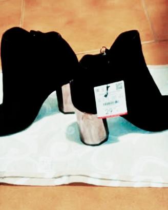 Stivaletti donna  Bershka col.nero numero 36.