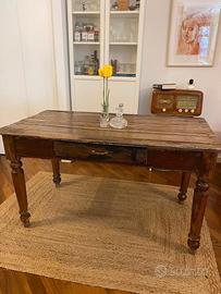 Tavolo antico in legno massello con cassetto