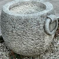 Fontana, panchina e vaso da giardino