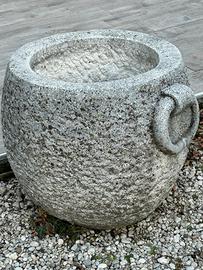 Fontana, panchina e vaso da giardino