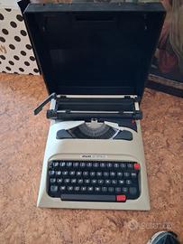 Macchina da scrivere Olivetti Lettera 12