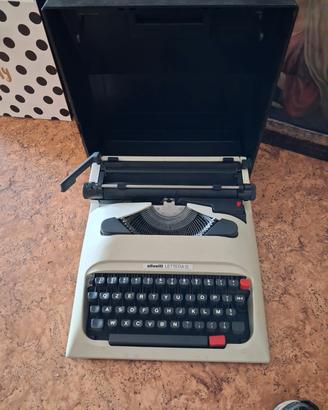 Macchina da scrivere Olivetti Lettera 12
