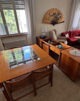 Set vintage anni ’70: tavolo + credenza in legno