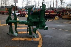 ASSORTIMENTI DI ARATRI USATI BIVOMERE IDRAULICI E 