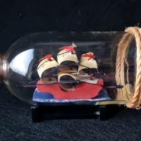 Bottiglia decorativa vintage con barca all'interno
