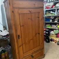 Poccolo armadio appendiabiti