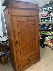 Poccolo armadio appendiabiti