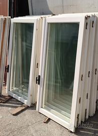 Finestre in legno bianco 