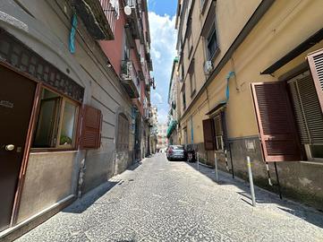 2 LOCALI A NAPOLI