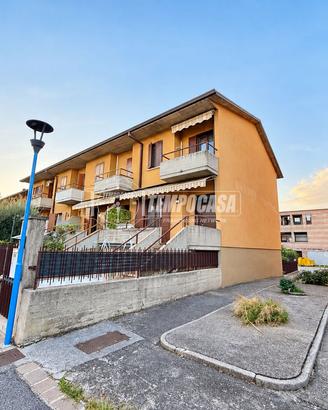 Villa a schiera di testa con giardino, box e posto