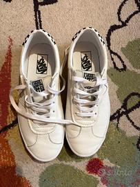 Vans bianche con lacci
