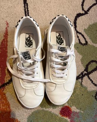 Vans bianche con lacci